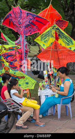 Aquiloni colorati Aquiloni passatempo Hue Vietnam del Sud-est asiatico Foto Stock