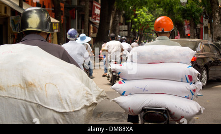 Sacchi di riso sul mercato moto Hanoi Vietnam del Sud-est asiatico Foto Stock