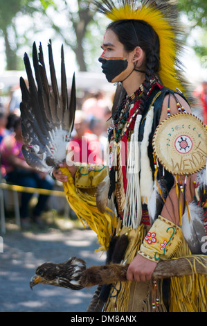 L'orgogliosa nazione Mohawk che vivono in Kahnawake comunità native situato sulla riva sud di St Lawrence river in Québec Canada Foto Stock