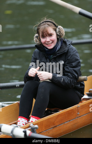 CAMBRIDGE e Oxford University equipaggi di canottaggio sul fiume CAM IN CAMBRIDGE GIOVEDÌ DEC 5TH a competere in FAIRBAIRN CUP. Foto Stock