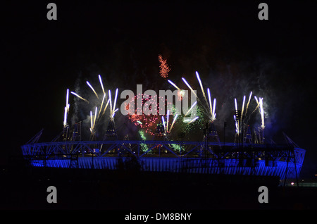 Fuochi d'artificio esplodono su stadium durante la cerimonia di apertura di Londra 2012 Paralimpiadi allo Stadio Olimpico Londra Inghilterra - 29.08.12 Foto Stock