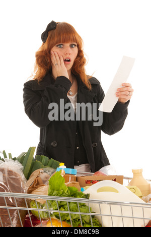 Donna con il carrello pieno di prodotti lattiero-caseari prodotti alimentari isolate su sfondo bianco Foto Stock