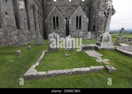 Cimitero fuori la cattedrale gotica del XIII secolo, della Rocca di Cashel, Foto Stock