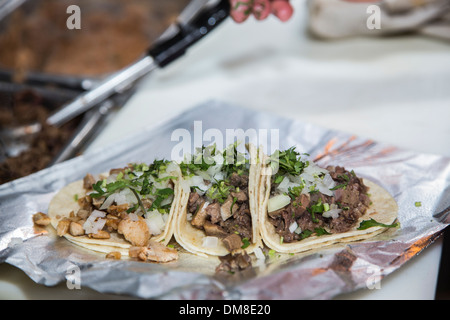 Tre preparate di fresco tacos sulla lamina Foto Stock