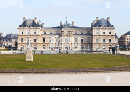 Vista del Palazzo del Lussemburgo a Parigi in primavera Foto Stock