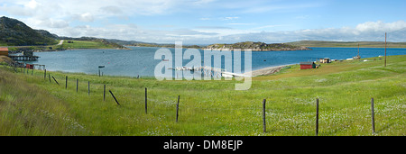 Panorama di case appartenenti ad un piccolo villaggio di pescatori nel fiordo di Varanger in Norvegia Foto Stock