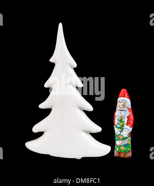 Il cioccolato la figura di Babbo Natale e albero di Natale isolate su sfondo nero con percorso di clipping. Foto Stock