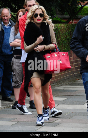 Rita ora sulla posizione imposta per BBC Radio una nuova prima colazione spettacolo con Nick Grimshaw Londra Inghilterra - 30.08.12 con: Rita Ora Foto Stock