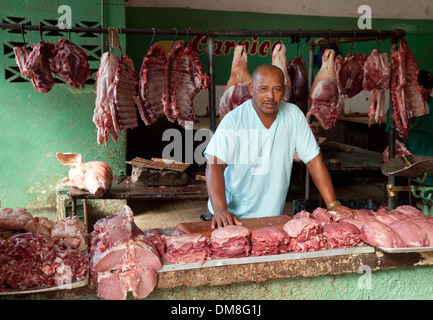 Una macelleria con il suo stallo di carne, Cienfuegos il mercato coperto, Cuba, Caraibi, America Latina Foto Stock