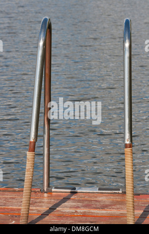 Vecchia scala di metallo per il nuoto al lago closeup Foto Stock