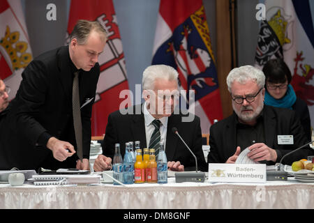 Berlino, Germania. 12 Dic, 2013. Sale riunioni/conferenza dei capi di governo della Germania federale di stati presso la rappresentanza di Baden-Wuerttemberg a Berlino. / Immagine: Winfried Kretschmann (verdi), vecchio Presidente della Conferenza dei Primi Ministri e Ministropresidente della Baden-WÃƒÂ¼rttemberg, a Berlino, il 12 dicembre 2013.Foto: Reynaldo Paganelli/NurPhoto Credito: Reynaldo Paganelli/NurPhoto/ZUMAPRESS.com/Alamy Live News Foto Stock