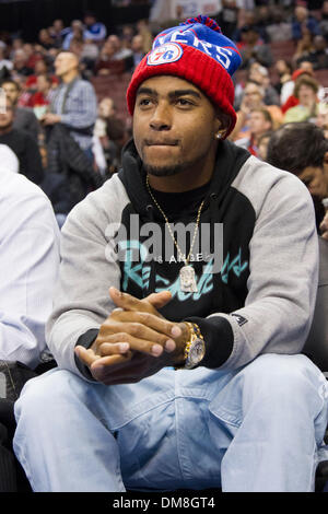 9 dicembre 2013: Philadelphia Eagles wide receiver DeSean Jackson (10) si affaccia sulla corte dal lato durante il gioco NBA tra i Los Angeles Clippers e la Philadelphia 76ers presso la Wells Fargo Center di Philadelphia, Pennsylvania. La Clippers vincere 94-83. Christopher Szagola/Cal Sport Media Foto Stock