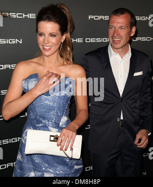 Kate Beckinsale e CEO di Porsche Design Group Juergen Gessle Porsche Design il quarantesimo anniversario evento presso un privato Foto Stock