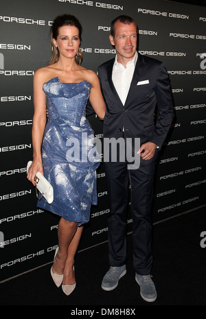 Kate Beckinsale e CEO di Porsche Design Group Juergen Gessle Porsche Design il quarantesimo anniversario evento presso un privato Foto Stock