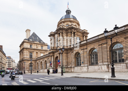 Palazzo di Lussemburgo dalla rue de Vaugirard a Parigi Foto Stock