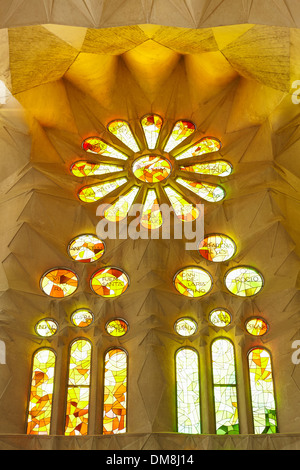 La luce del sole attraverso il vetro macchiato, Sagrada Familia. Barcellona. Spagna Foto Stock