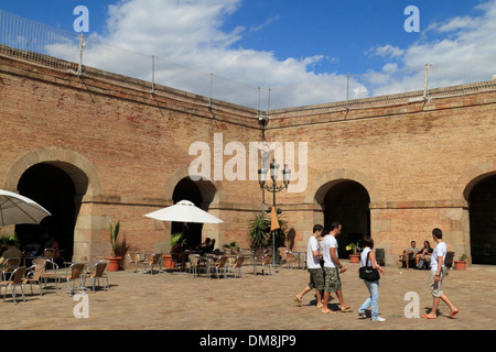 Cafe nel cortile del castello de Montjuic, Barcellona, Spagna, Europa Foto Stock