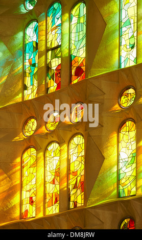 La luce del sole attraverso il vetro macchiato, Sagrada Familia. Barcellona. Spagna Foto Stock