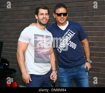 Kelvin Fletcher e Ryan Thomas fuori ITV studios davanti a palla di cannone 2000 Londra Inghilterra - 05.09.12 Foto Stock