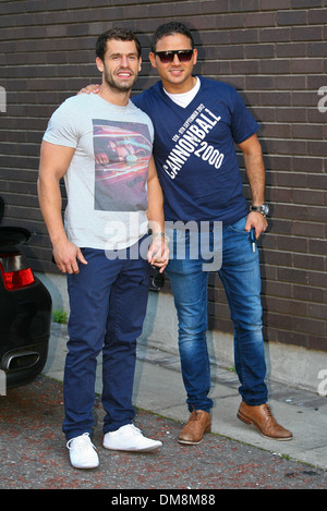 Kelvin Fletcher e Ryan Thomas fuori ITV studios davanti a palla di cannone 2000 Londra Inghilterra - 05.09.12 Foto Stock