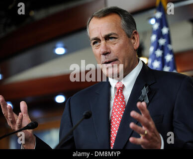 Washington DC, Stati Uniti d'America. 12 Dic, 2013. Stati Uniti Altoparlante della casa John Boehner (R-OH) parla ai giornalisti durante una stampa circa il bilancio e affrontare altre questioni a Capitol Hill a Washington DC, capitale degli Stati Uniti, 12 dicembre, 2013. Credito: Zhang Jun/Xinhua/Alamy Live News Foto Stock