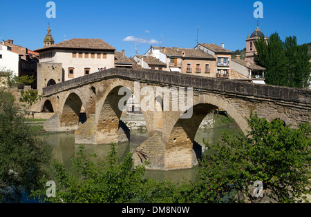 Sei arcate ponte romano che attraversano il fiume Arga sul cammino di san Giacomo percorso del pellegrinaggio a Puente La Reina, in Navarra, Spagna. Foto Stock