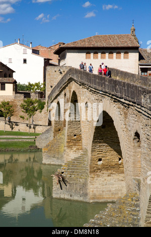 Sei arcate ponte romano che attraversano il fiume Arga sul cammino di san Giacomo percorso del pellegrinaggio a Puente La Reina, in Navarra, Spagna. Foto Stock