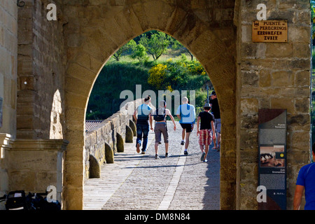 Sei arcate ponte romano che attraversano il fiume Arga sul cammino di san Giacomo percorso del pellegrinaggio a Puente La Reina, in Navarra, Spagna. Foto Stock