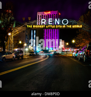 Una vista notturna del vecchio Reno segno sulla 4th street nel centro di Reno Nevada Foto Stock