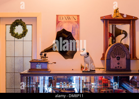 La sua voce del padrone del cane pinza '' ascolto di grammofono, Burnaby Village Museum, Burnaby, British Columbia, Canada Foto Stock