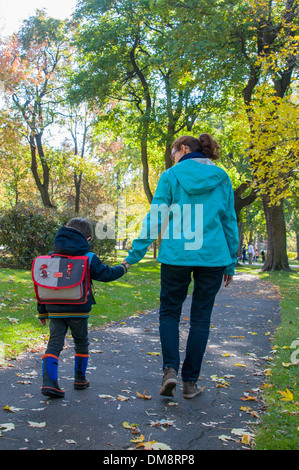 La madre e il bambino sulla loro strada per la scuola Foto Stock