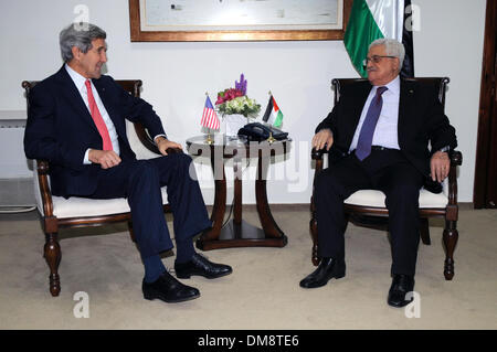 Il Segretario di Stato americano John Kerry risponde con Autorità Palestinese Presidente Mahmoud Abbas Dicembre 12, 2013 a Ramallah in Cisgiordania. Foto Stock