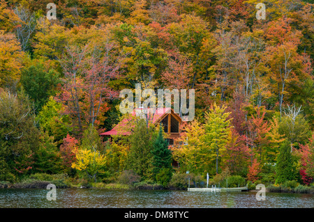 Cottage autunno Saint Adolphe de Howard Laurentians Québec Foto Stock