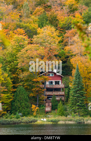 Cottage autunno Saint Adolphe de Howard Laurentians Québec Foto Stock