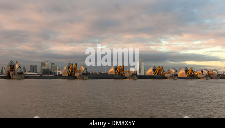 La Thames Barrier sul Fiume Tamigi con i suoi ostacoli sollevati per proteggere Londra dalle inondazioni Foto Stock