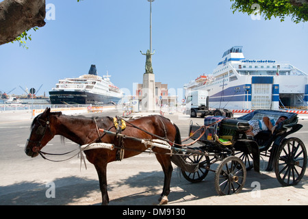 A cavallo il taxi nel porto di Palermo Foto Stock