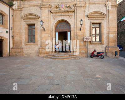 Il vecchio uomo siciliano nella porta del Palazzo di Città di Piazza Armerina, Italia Foto Stock