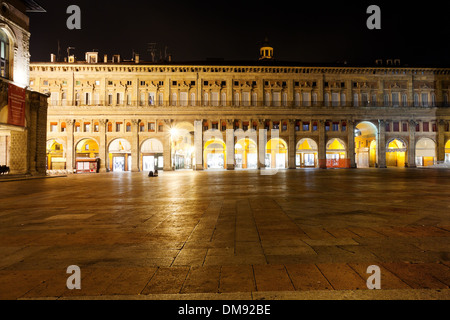 Palazzo dei Banchi di notte a Bologna Foto Stock