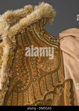 Questo pezzo, intitolato Woman's Mantle, fa parte della collezione di arte antica e islamica al LACMA. Rappresenta l'intersezione tra arte, costume e tessuti del Medio Oriente, mettendo in mostra gli intricati disegni e il significato culturale dell'arte islamica nella moda. Foto Stock