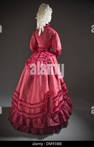 Questa opera d'arte mostra un abito da passeggiata femminile, un pezzo di una collezione di arte mediorientale, islamica e americana. Mette in risalto l'intricato design e l'artigianato tipici del suo contesto culturale e storico, enfatizzando costumi e tessuti di vari periodi. Foto Stock