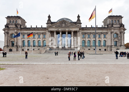 Vista frontale del Reichstag in autunno Foto Stock