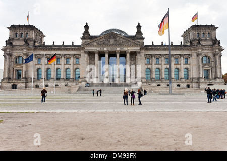 Facciata di Edificio del Reichstag in autunno Foto Stock