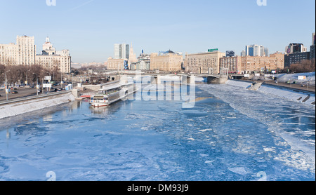 Vista congelato sul fiume di Mosca nella soleggiata giornata invernale Foto Stock