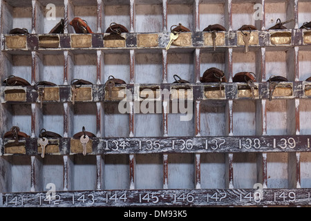 Una vecchia cassetta delle chiavi della reception a Zanzibar Foto Stock