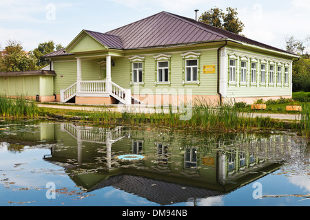 Russo vecchia casa in legno del XIX secolo, Dmitrov, Russia Foto Stock