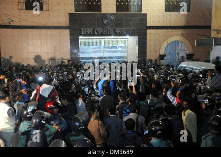 Dacca in Bangladesh. 12 Dic, 2013. Poliziotti e i media si radunano davanti al carcere cancello durante l'esecuzione della condanna a morte di Abdul Quader Molla, un leader del Bangladesh gruppo Jamaat-e-Islami partito, a Dhaka, nel Bangladesh, Dic 12, 2013. Il Bangladesh ha eseguito Abdul Quader Molla, un partito islamista leader condannati per crimini di guerra nel 1971, che è la prima esecuzione di un criminale di guerra nel paese. In segno di protesta contro la molla di esecuzione, il suo partito gruppo Jamaat chiamato countrywide alba-a-crepuscolo sciopero generale per la domenica. Credito: Shariful Islam/Xinhua/Alamy Live News Foto Stock