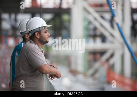 Cuiaba, Brasile. 12 Dic, 2013. I lavoratori sono visto sulle tribune di Arena Pantanal Cuiaba, Brasile, il 12 dicembre, 2013. Arena Pantanal, che ha 44 migliaia di posti a sedere, ospiterà 4 partite di gruppo durante il 2014 FIFA World Cup. © Xu Zijian/Xinhua/Alamy Live News Foto Stock