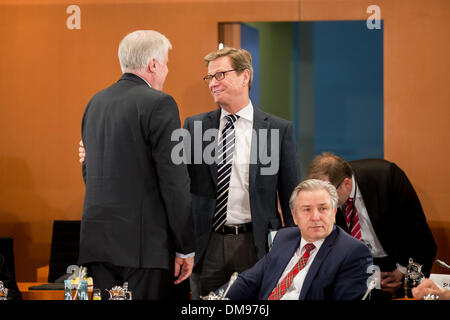 Berlino, Germania. 12 Dic, 2013. Il Cancelliere Merkel e il ministro degli Interni Friedrich si incontrano con i Primi Ministri della Germania stati federali presso la cancelleria di Berlino. / Immagine: Horst Seehofer (CSU), CSU presidente e primo ministro della Baviera, Guido Westerwelle, ministro tedesco degli Affari Esteri, e Klaus Wowereit (SPD), che disciplinano il sindaco di Berlino, a Berlino, il 12 dicembre 2013.Foto: Reynaldo Paganelli/NurPhoto Credito: Reynaldo Paganelli/NurPhoto/ZUMAPRESS.com/Alamy Live News Foto Stock