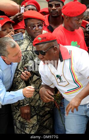 Houghton, Sud Africa. 12 Dic, 2013. Fep leader, Julius Malema a Madiba è Johannesburg home su dicembre 12, 2013 in Houghton, Sud Africa. Icona del mondo Nelson Mandela passate tranquillamente la sera del 5 dicembre 2013 nella sua casa di Houghton con la famiglia. In tutto il mondo le persone si sono riuniti, in lutto per la perdita di Tata Madiba. Tata risiede nello Stato fino al 14 dicembre 2013, quando egli sarà tenuto a sua fattoria in Qunu, per il funerale di stato. Credito: Mary-Ann Palmer/Foto24/Gallo Immagini/Alamy Live News Foto Stock