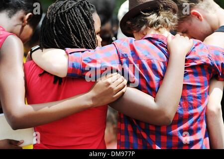 Houghton, Sud Africa. 12 Dic, 2013. Le persone si radunano a Madiba è Johannesburg home su dicembre 12, 2013 in Houghton, Sud Africa. Icona del mondo Nelson Mandela passate tranquillamente la sera del 5 dicembre 2013 nella sua casa di Houghton con la famiglia. In tutto il mondo le persone si sono riuniti, in lutto per la perdita di Tata Madiba. Tata risiede nello Stato fino al 14 dicembre 2013, quando egli sarà tenuto a sua fattoria in Qunu, per il funerale di stato. Credito: Mary-Ann Palmer/Foto24/Gallo Immagini/Alamy Live News Foto Stock